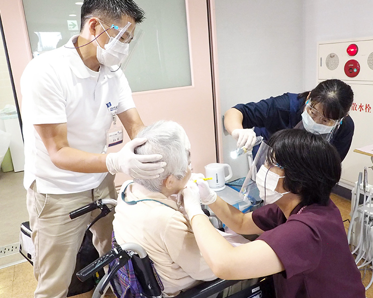 訪問歯科だからできる口腔ケア